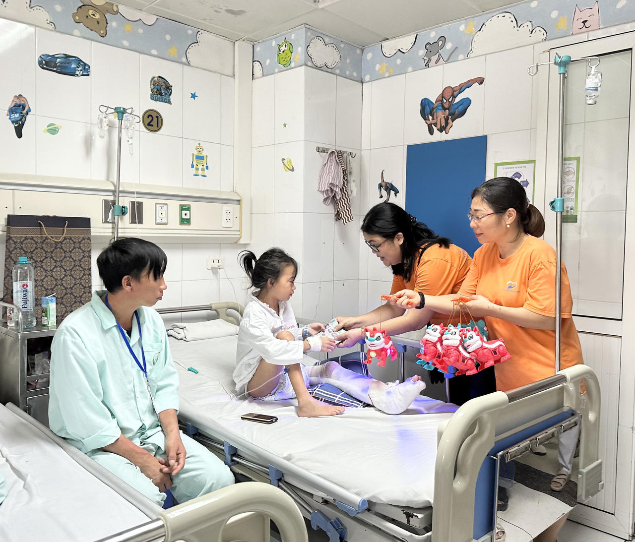 Mang niềm vui đến cho người bệnh những ngày lễ, Tết