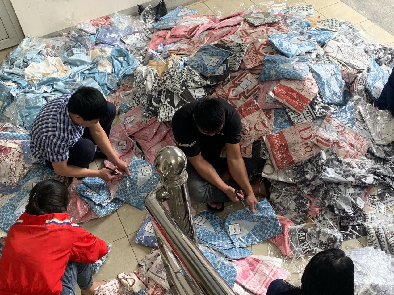 Quảng Bình: Tiêu hủy gần 1.800 bộ áo quần pijama nữ giả mạo nhãn hiệu 