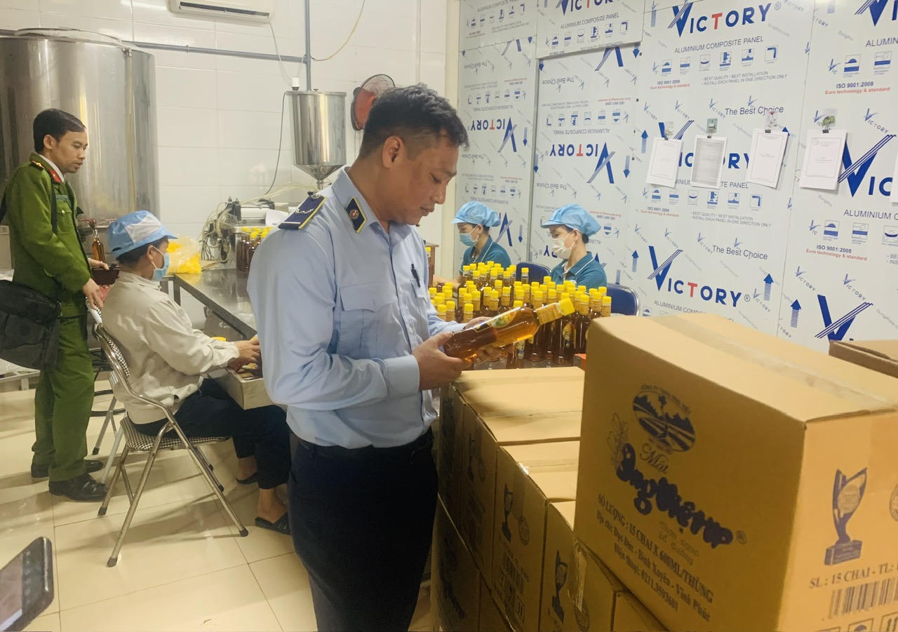 Phát hiện trên 11.000 chai mật ong có dấu hiệu hàng giả 