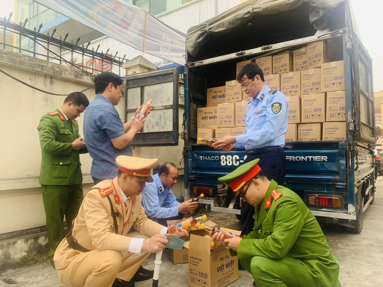 Phát hiện trên 11.000 chai mật ong có dấu hiệu hàng giả 