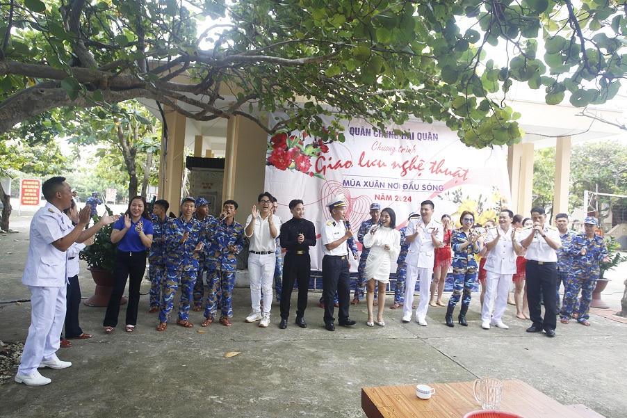 Mang xuân mới đến với quân dân Trường Sa