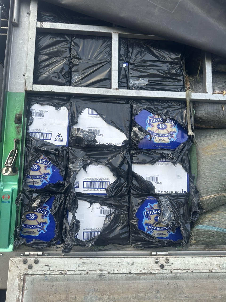 Phát hiện hơn 1.900 chai rượu Chivas 18 không có hóa đơn chứng từ