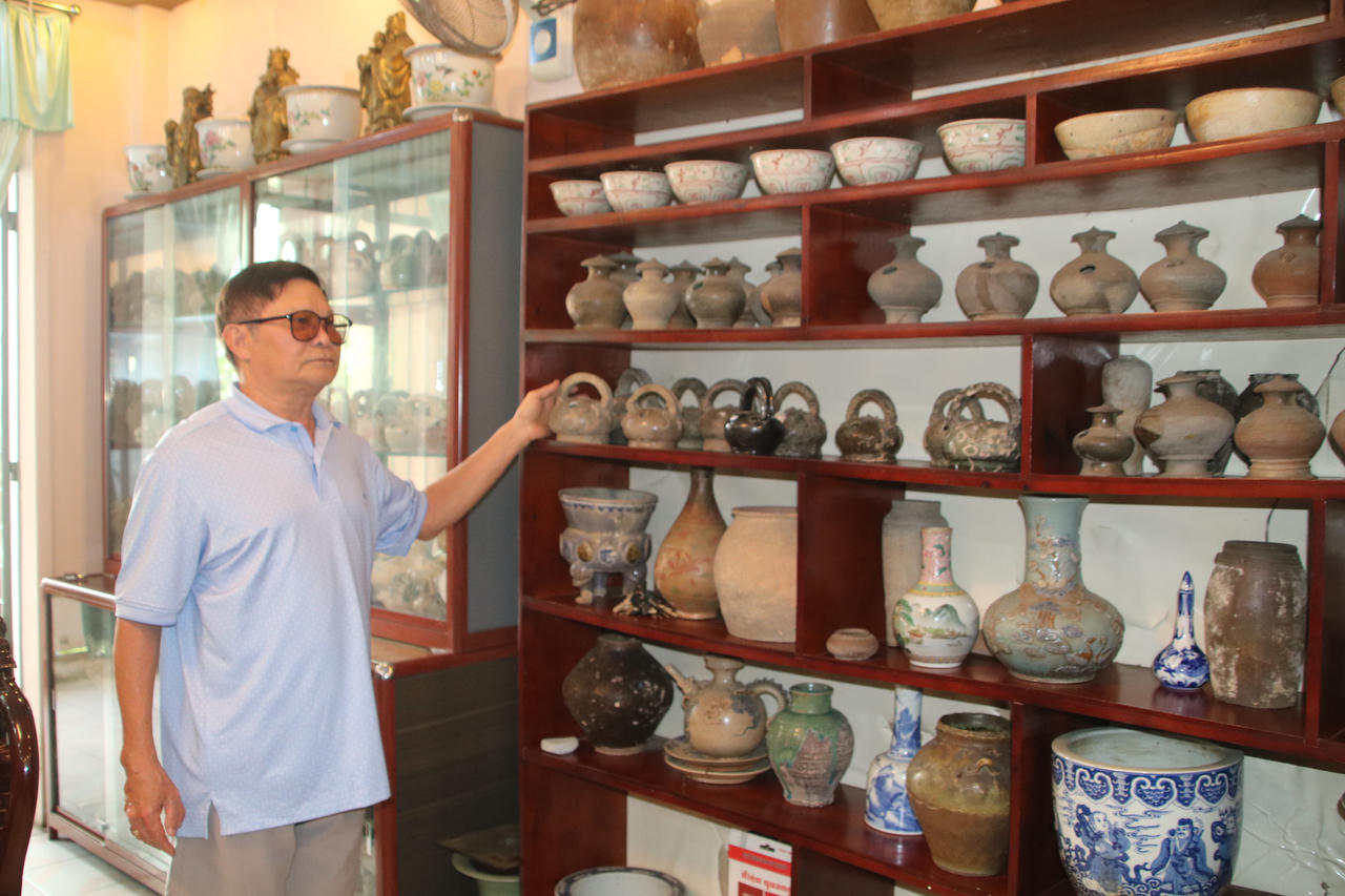 Khóc, cười cùng cổ vật 