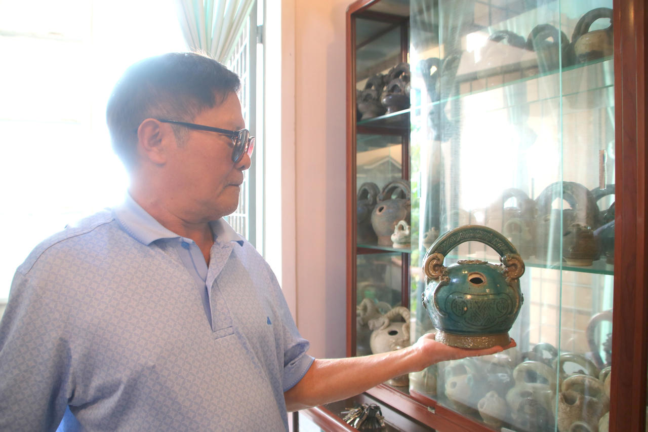 Khóc, cười cùng cổ vật 