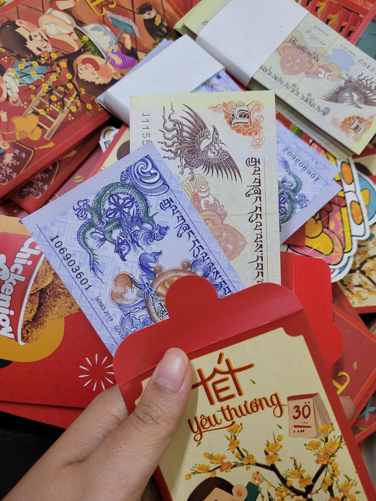 Giáp Tết, người dân đổ xô săn tiền lì xì "độc, lạ"