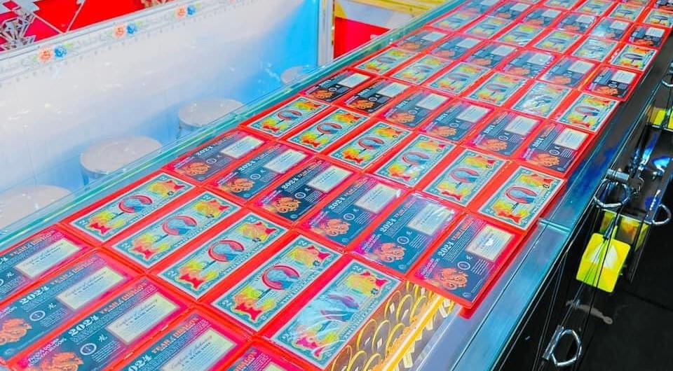 Giáp Tết, người dân đổ xô săn tiền lì xì "độc, lạ"