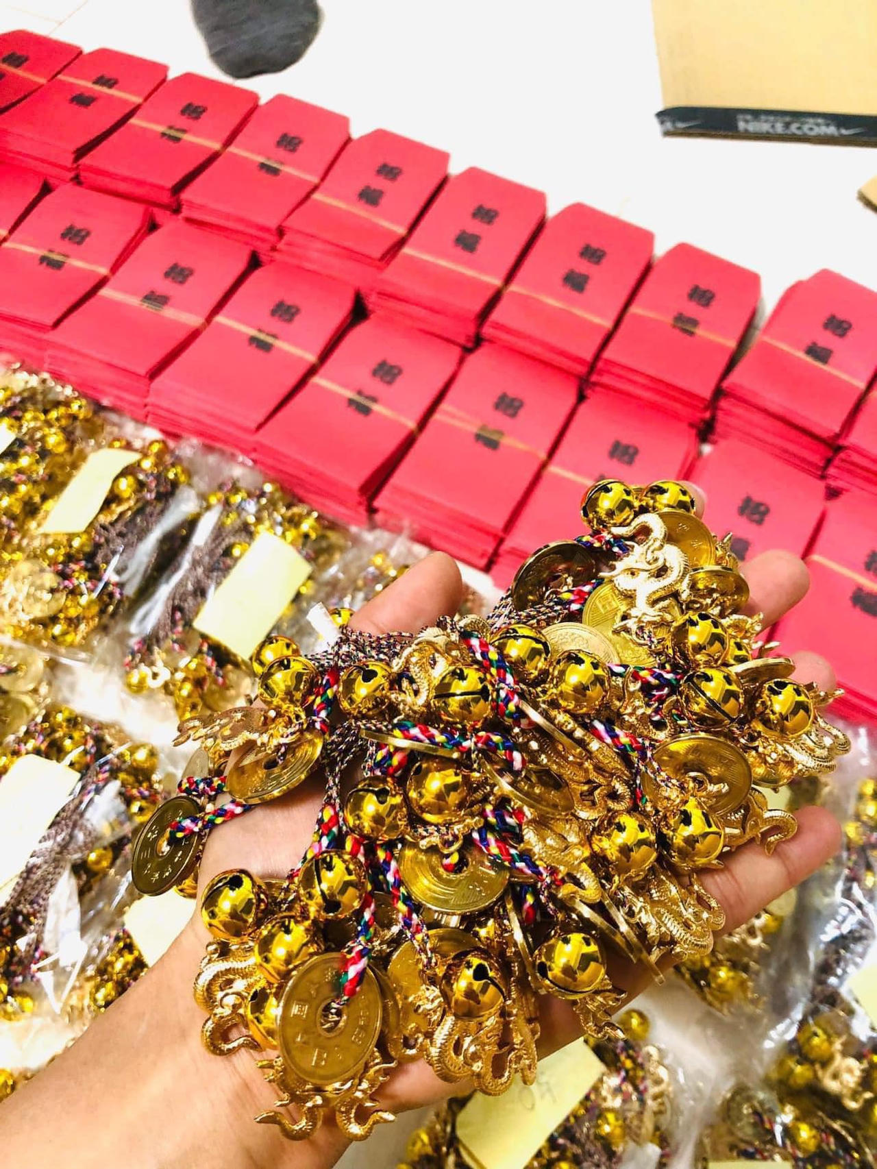 Giáp Tết, người dân đổ xô săn tiền lì xì "độc, lạ"