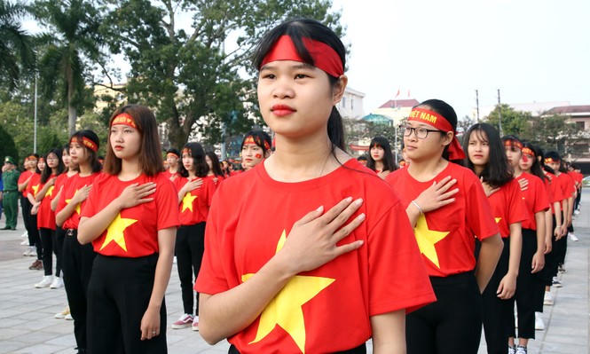 “Lá cờ đỏ sao vàng tung bay ở đâu, lời Quốc ca vang lên đến đó”