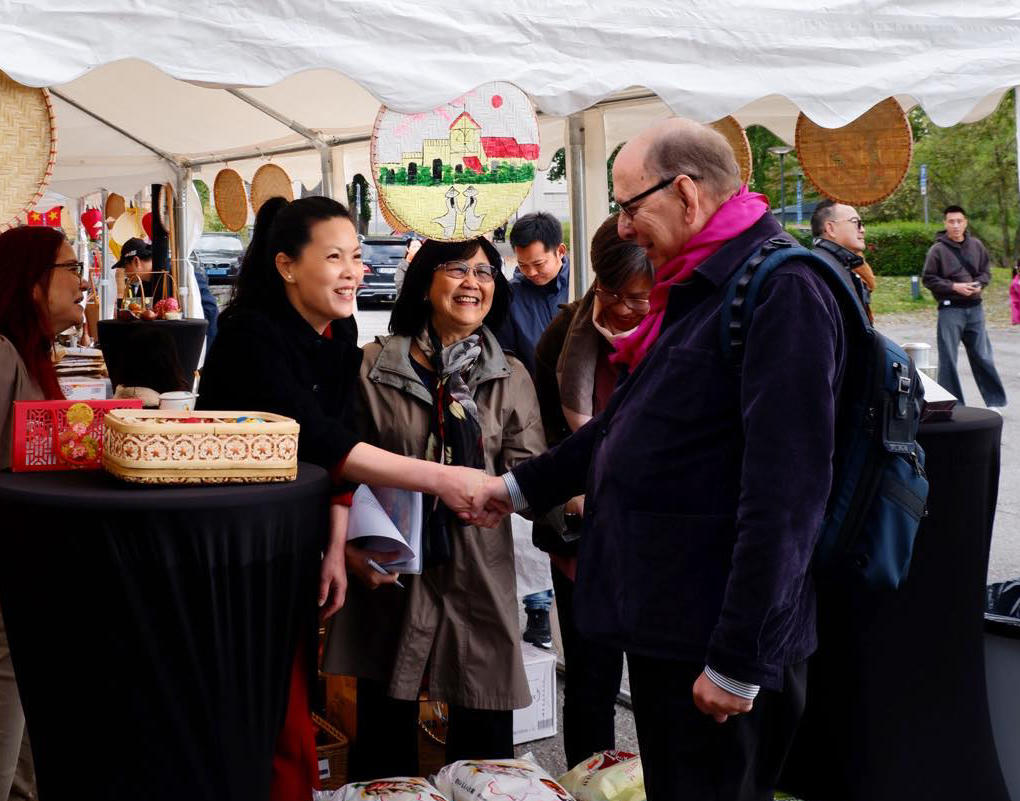 Tham tán thương mại kể chuyện 'đi sứ' dịp Tết