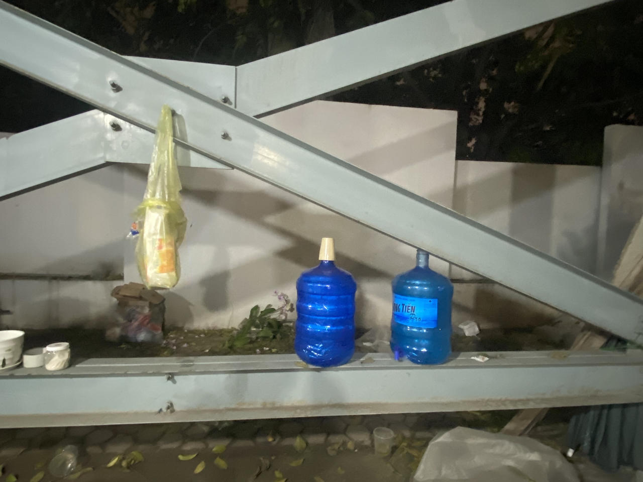 Nằm vỉa hè Hà Nội qua đêm mong bán hết đào, quất trước giao thừa