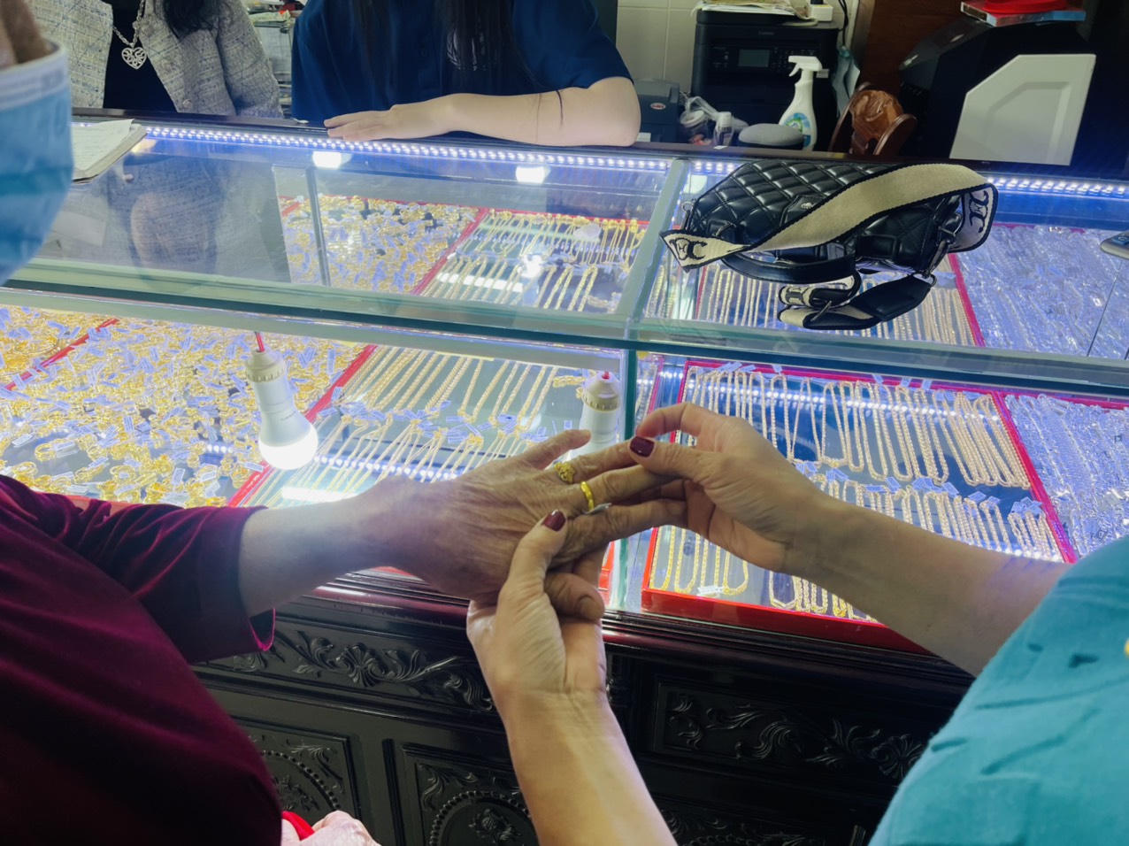 Mua vàng cuối năm: Nơi đông đúc, chỗ đìu hiu 