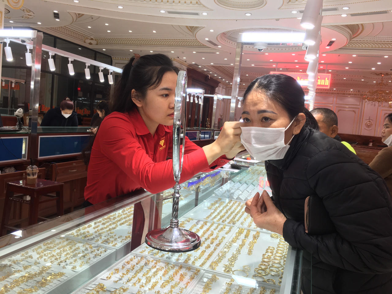 Mua vàng cuối năm: Nơi đông đúc, chỗ đìu hiu 