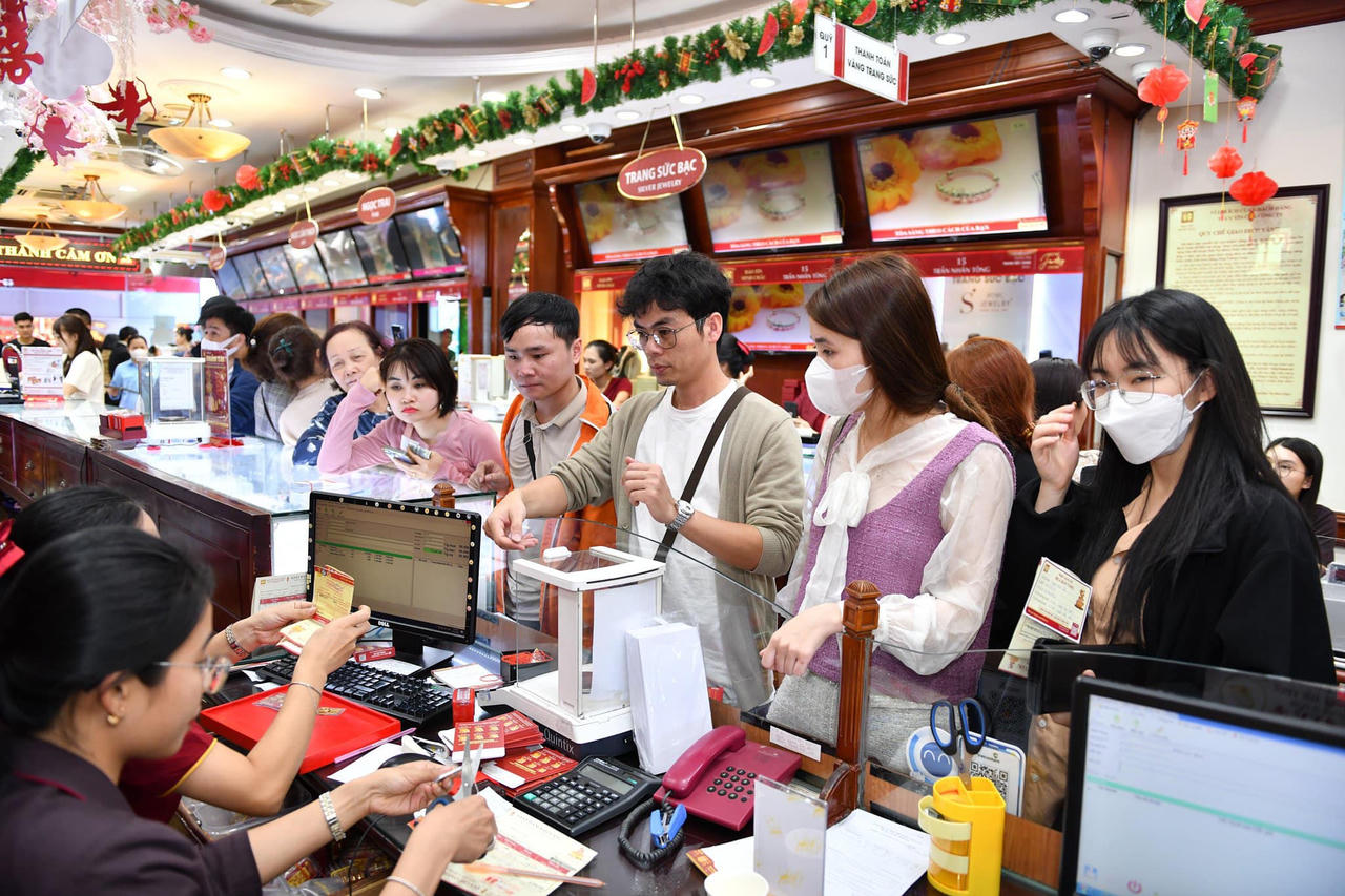 Chênh lệch mua bán vàng SJC lên đến 3 triệu đồng/lượng chiều ngày vía Thần Tài