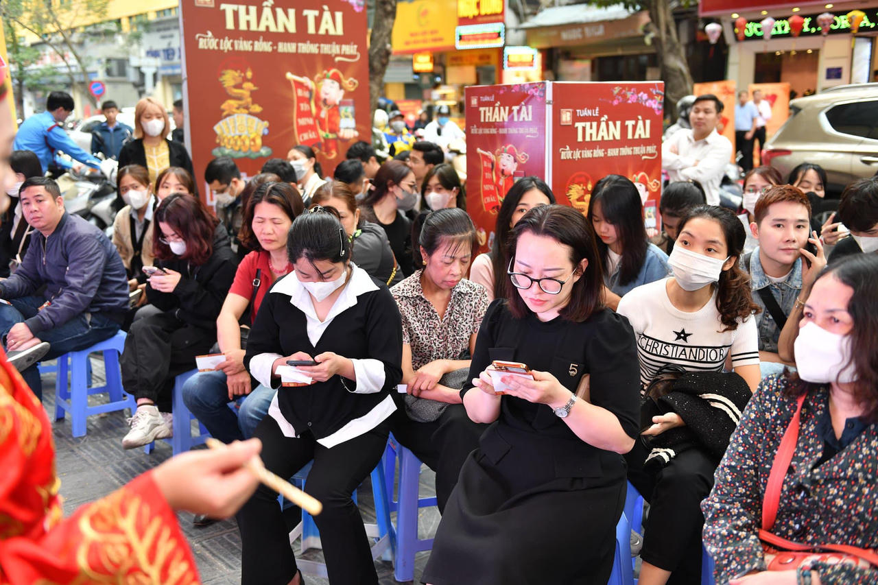 Chênh lệch mua bán vàng SJC lên đến 3 triệu đồng/lượng chiều ngày vía Thần Tài