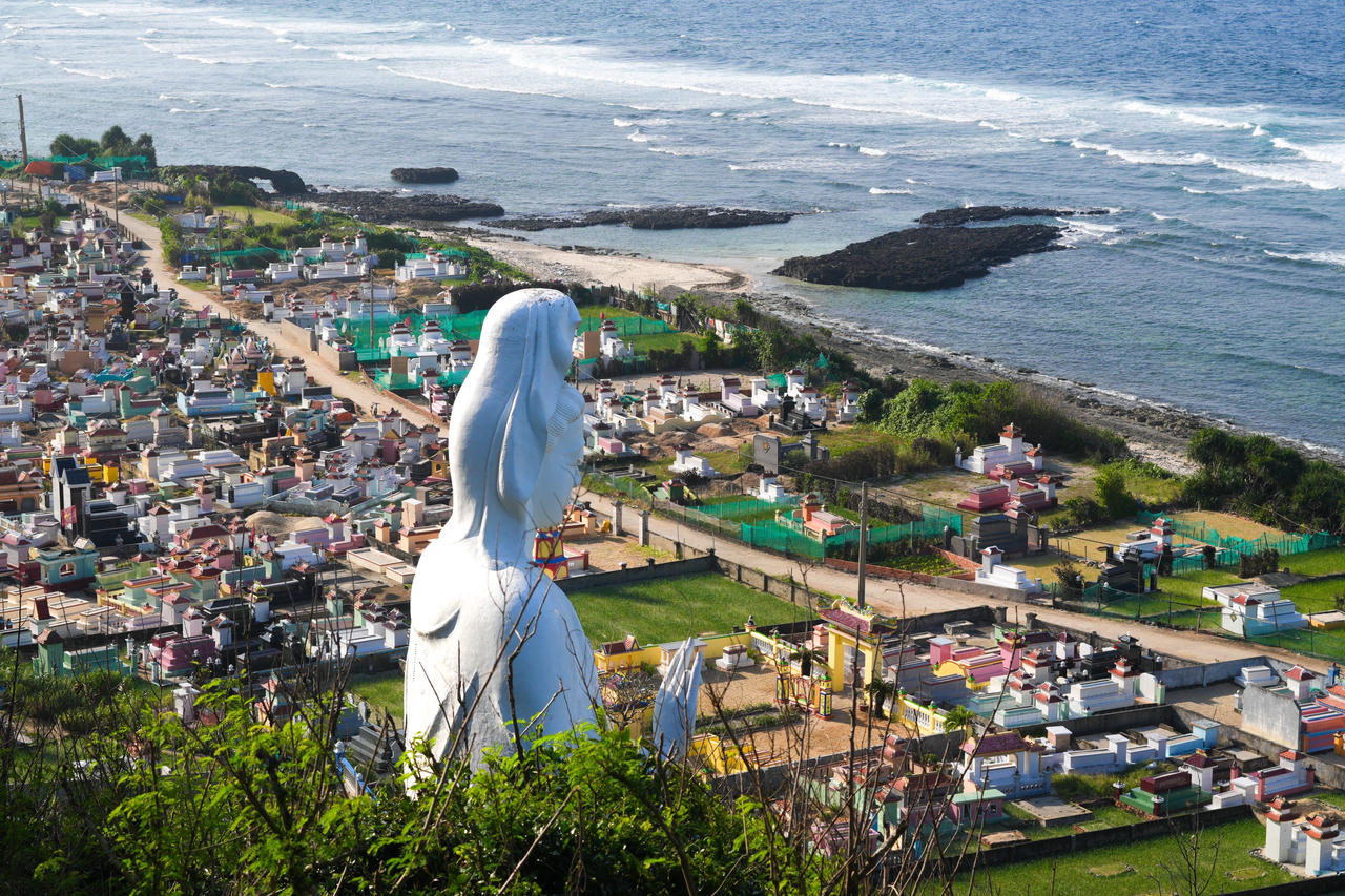 Hai 'thầy giáo Tây' đi bộ 2.000km gây quỹ hỗ trợ trẻ em nghèo Việt Nam