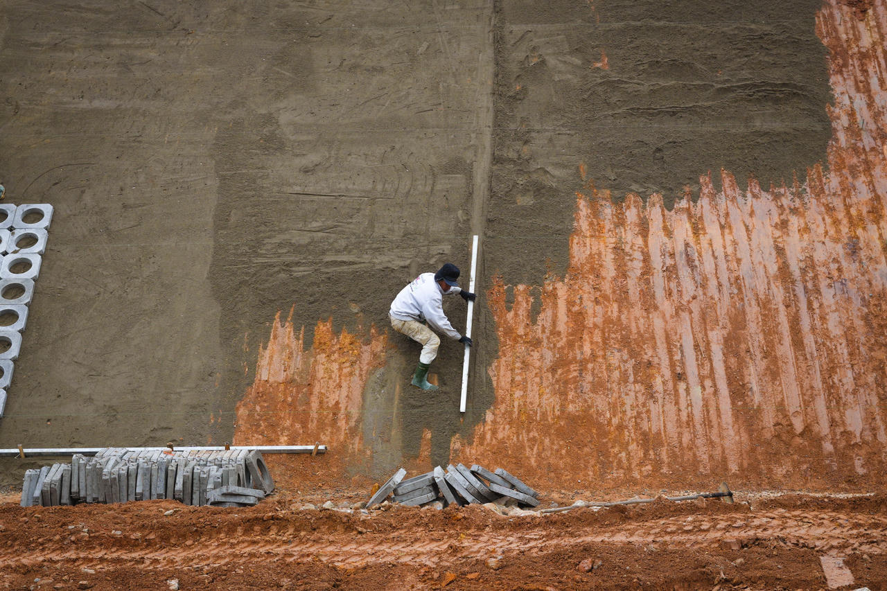 Hai 'thầy giáo Tây' đi bộ 2.000km gây quỹ hỗ trợ trẻ em nghèo Việt Nam