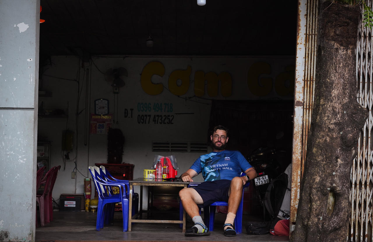 Hai 'thầy giáo Tây' đi bộ 2.000km gây quỹ hỗ trợ trẻ em nghèo Việt Nam