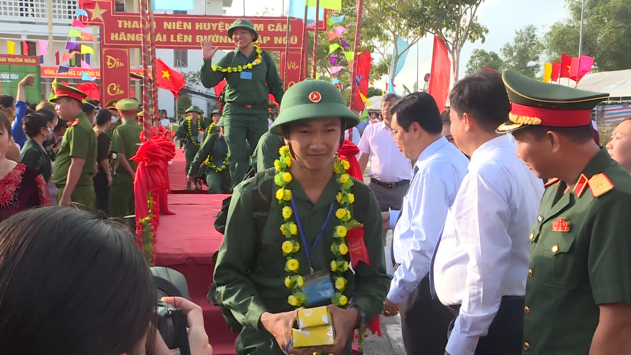 Thanh niên ưu tú tiếp tục bước qua cầu vinh quang lên đường nhập ngũ