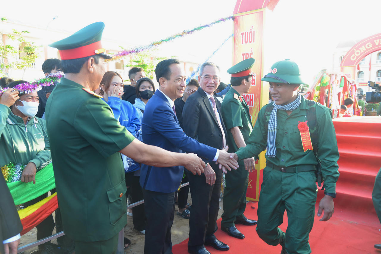 Thanh niên ưu tú tiếp tục bước qua cầu vinh quang lên đường nhập ngũ