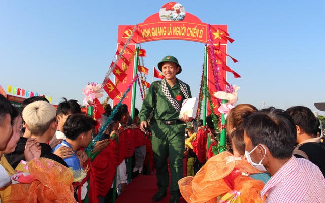 Thanh niên ưu tú tiếp tục bước qua cầu vinh quang lên đường nhập ngũ