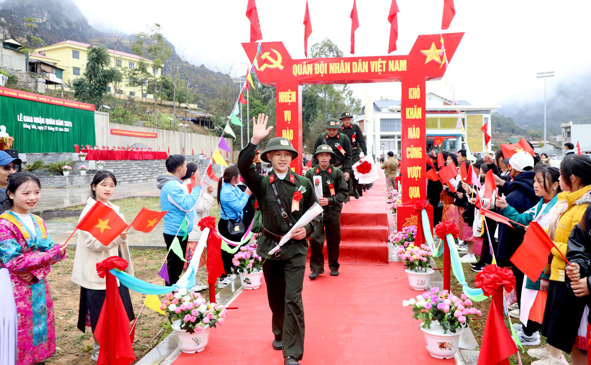 Thanh niên ưu tú tiếp tục bước qua cầu vinh quang lên đường nhập ngũ