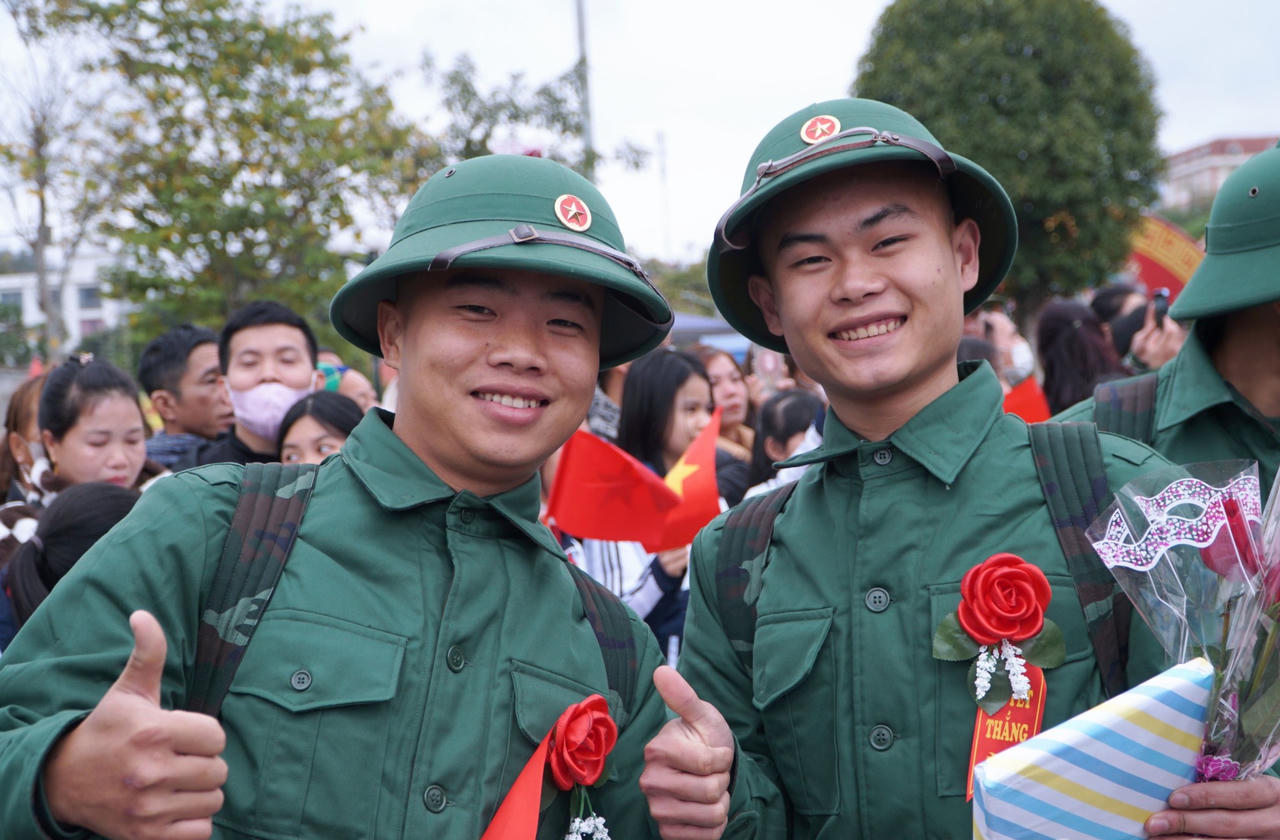 Thanh niên ưu tú tiếp tục bước qua cầu vinh quang lên đường nhập ngũ