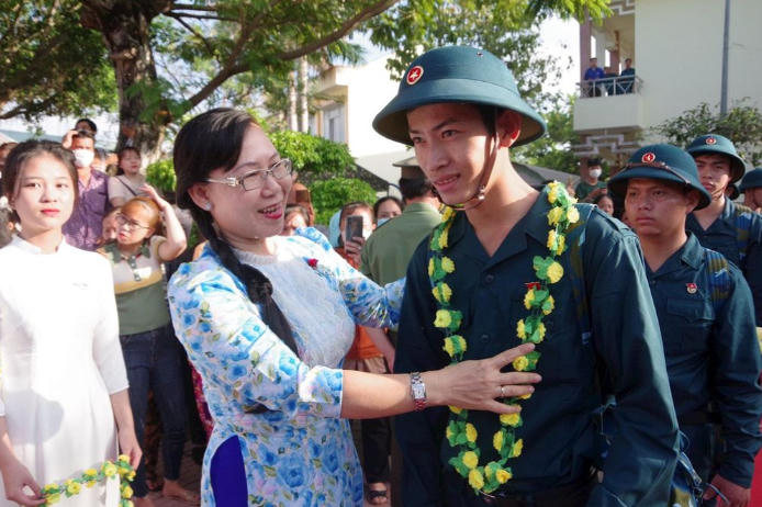 Thanh niên ưu tú tiếp tục bước qua cầu vinh quang lên đường nhập ngũ