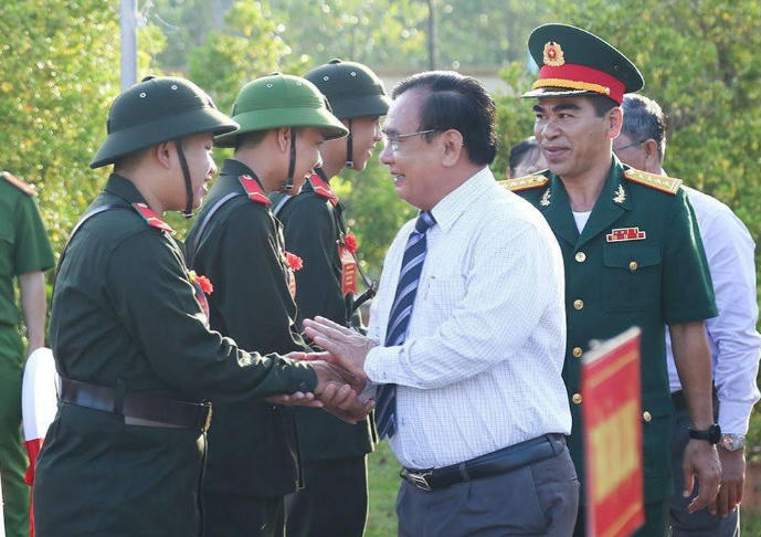 Thanh niên ưu tú tiếp tục bước qua cầu vinh quang lên đường nhập ngũ