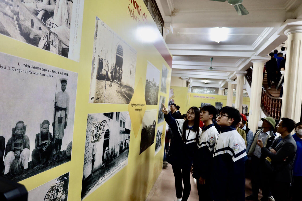 Xúc động tham quan hiện vật liên quan đến Anh hùng áo vải Hoàng Hoa Thám 