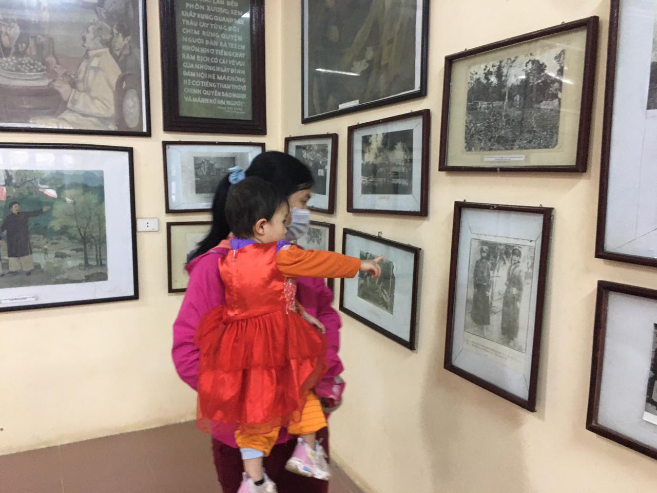 Xúc động tham quan hiện vật liên quan đến Anh hùng áo vải Hoàng Hoa Thám 