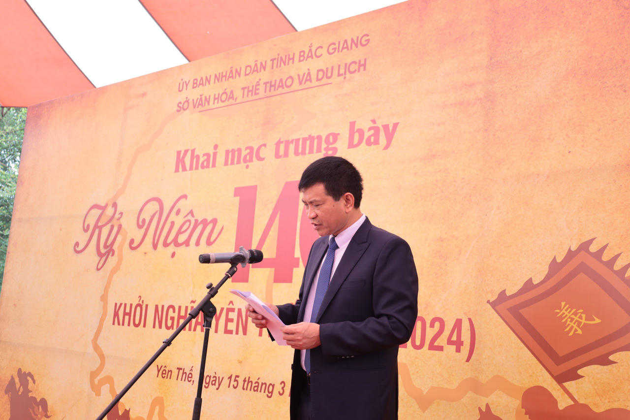 Xúc động tham quan hiện vật liên quan đến Anh hùng áo vải Hoàng Hoa Thám 