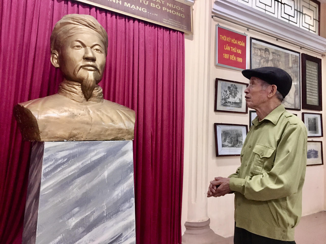 Xúc động tham quan hiện vật liên quan đến Anh hùng áo vải Hoàng Hoa Thám 
