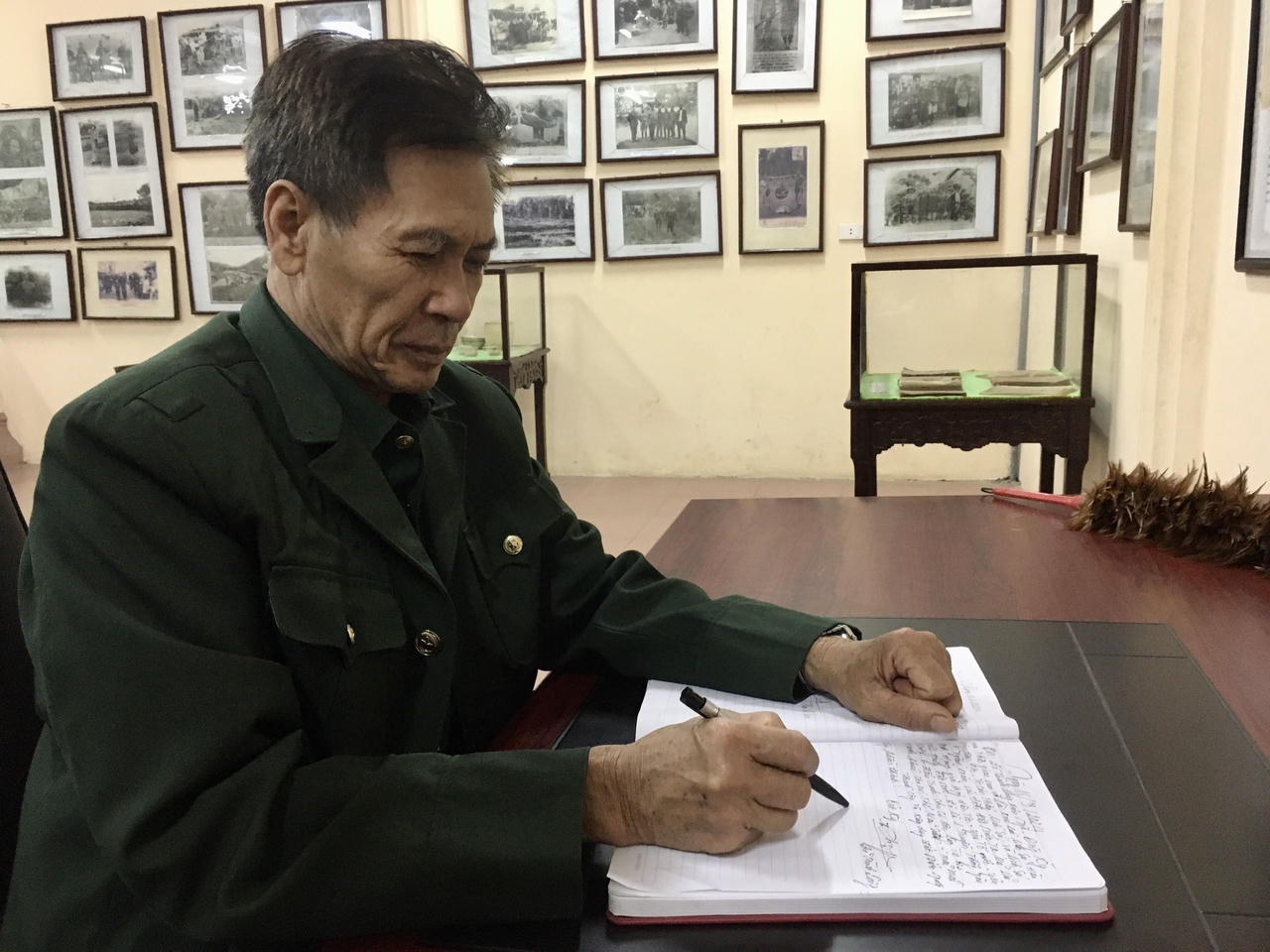 Xúc động tham quan hiện vật liên quan đến Anh hùng áo vải Hoàng Hoa Thám 