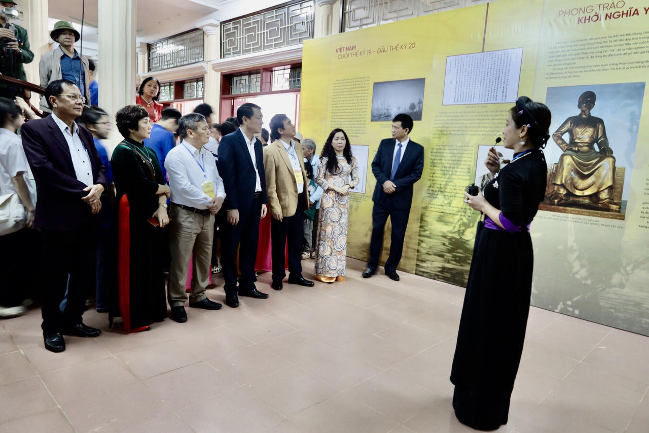 Xúc động tham quan hiện vật liên quan đến Anh hùng áo vải Hoàng Hoa Thám 