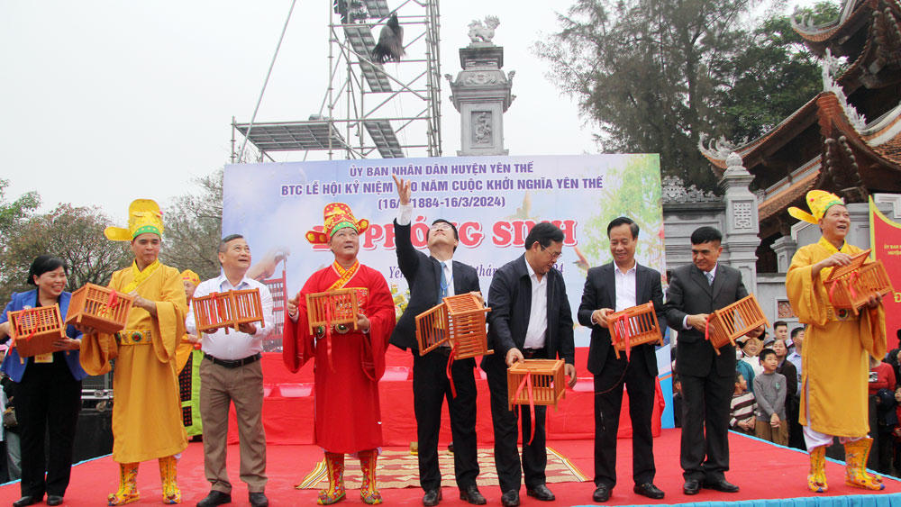 Xúc động tham quan hiện vật liên quan đến Anh hùng áo vải Hoàng Hoa Thám 