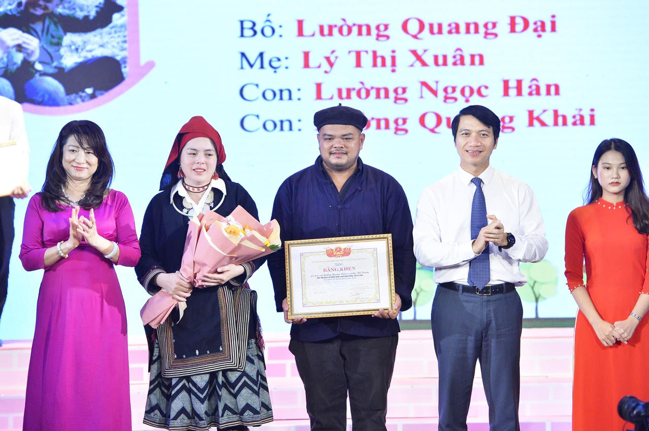 Hạnh phúc trong mắt người trẻ