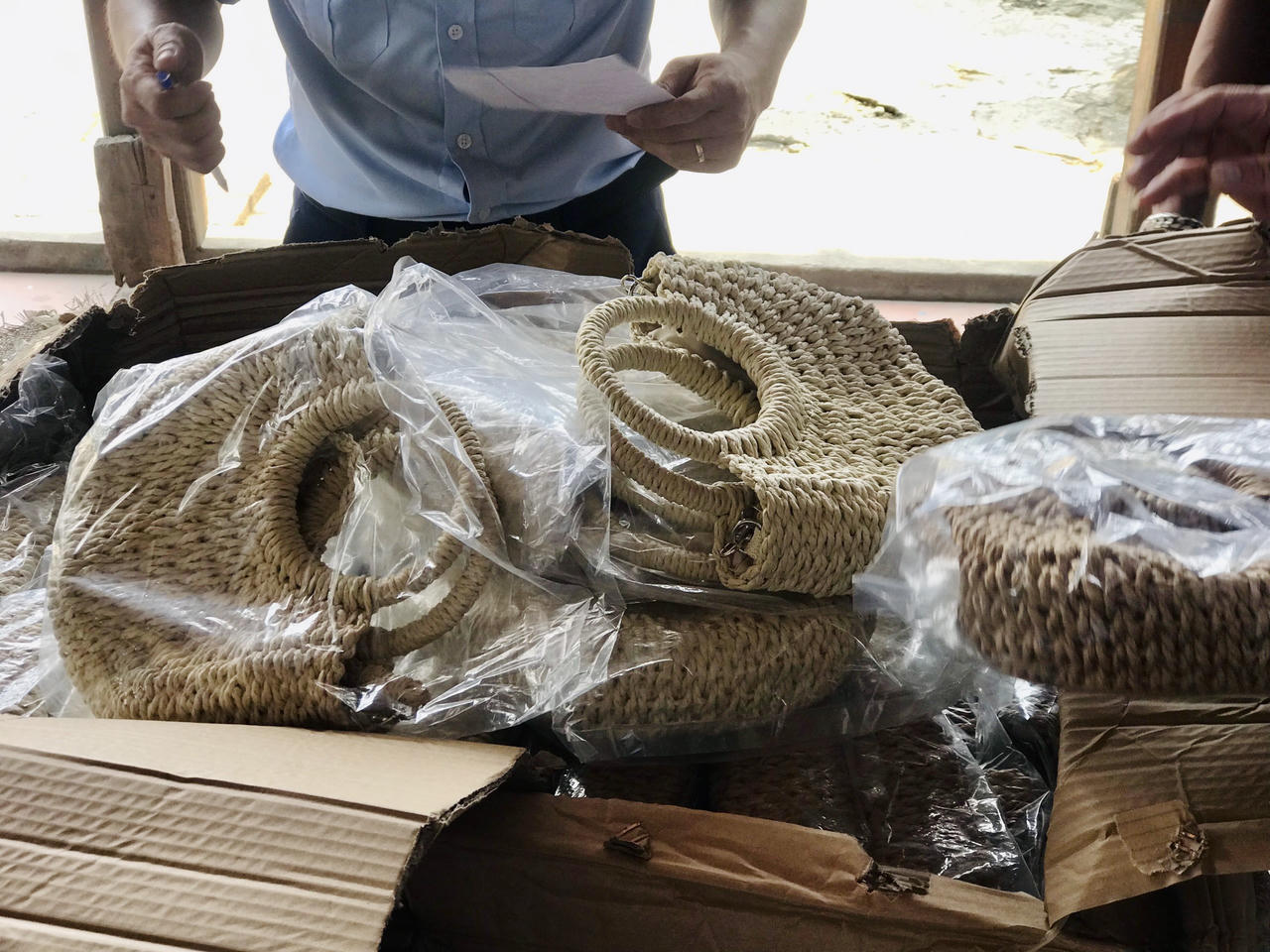 Thu giữ 1.550 cái túi xách “made in China”, không có hóa đơn