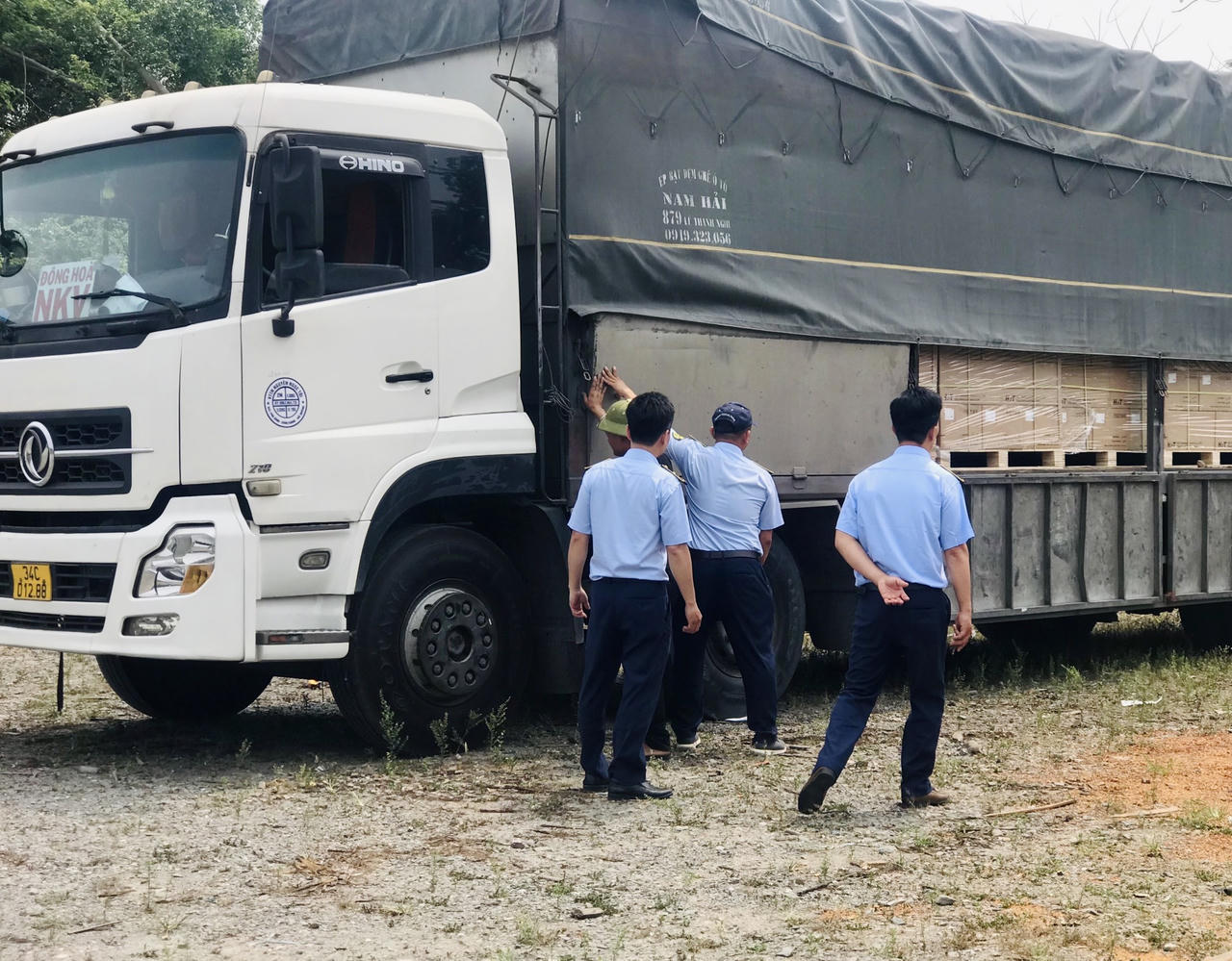 Thu giữ 1.550 cái túi xách “made in China”, không có hóa đơn