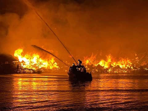 Cháy lớn dãy nhà ven kênh Tàu Hủ quận 8, TP HCM