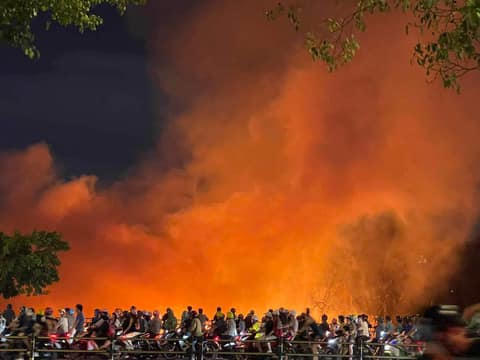 Cháy lớn dãy nhà ven kênh Tàu Hủ quận 8, TP HCM