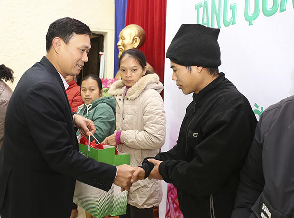 Công đoàn NHCSXH lan tỏa 'Xuân ấm' đến với đồng bào cả nước