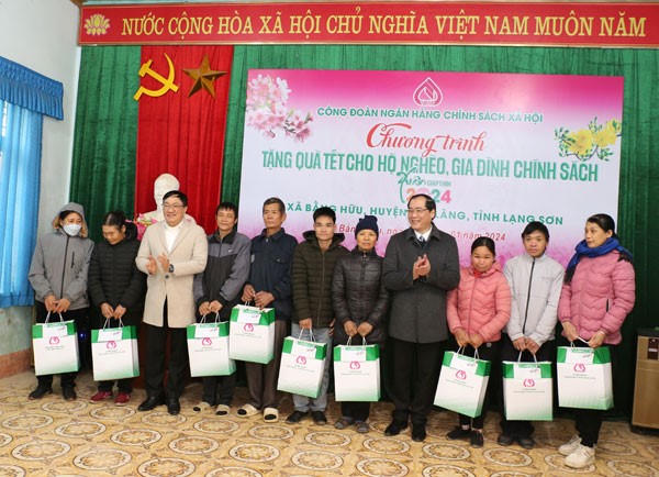 Công đoàn NHCSXH lan tỏa 'Xuân ấm' đến với đồng bào cả nước