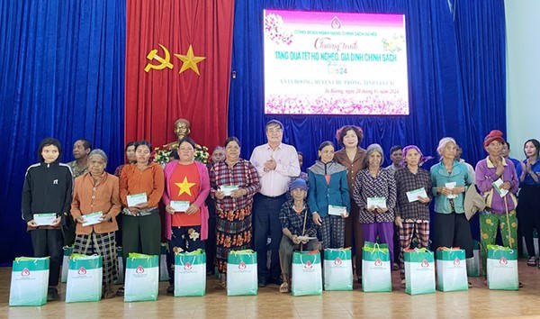 Công đoàn NHCSXH lan tỏa 'Xuân ấm' đến với đồng bào cả nước