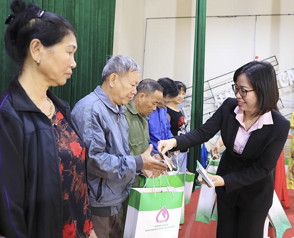 Công đoàn NHCSXH lan tỏa 'Xuân ấm' đến với đồng bào cả nước