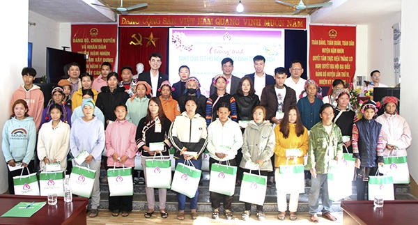 Công đoàn NHCSXH lan tỏa 'Xuân ấm' đến với đồng bào cả nước