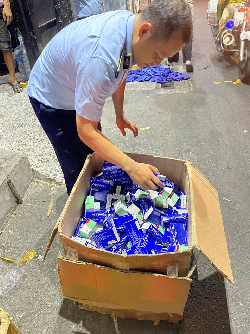 Phát hiện gần 8.000 hộp thuốc tân dược 'trôi nổi' bán tại TP HCM