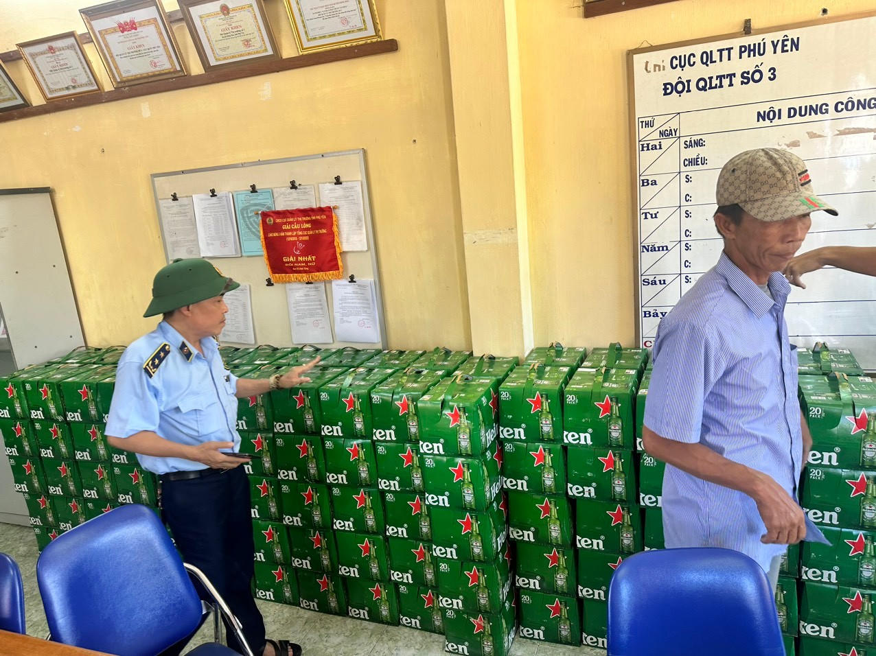 Tạm giữ hơn 2.000 sản phẩm mỹ phẩm nghi nhập lậu 