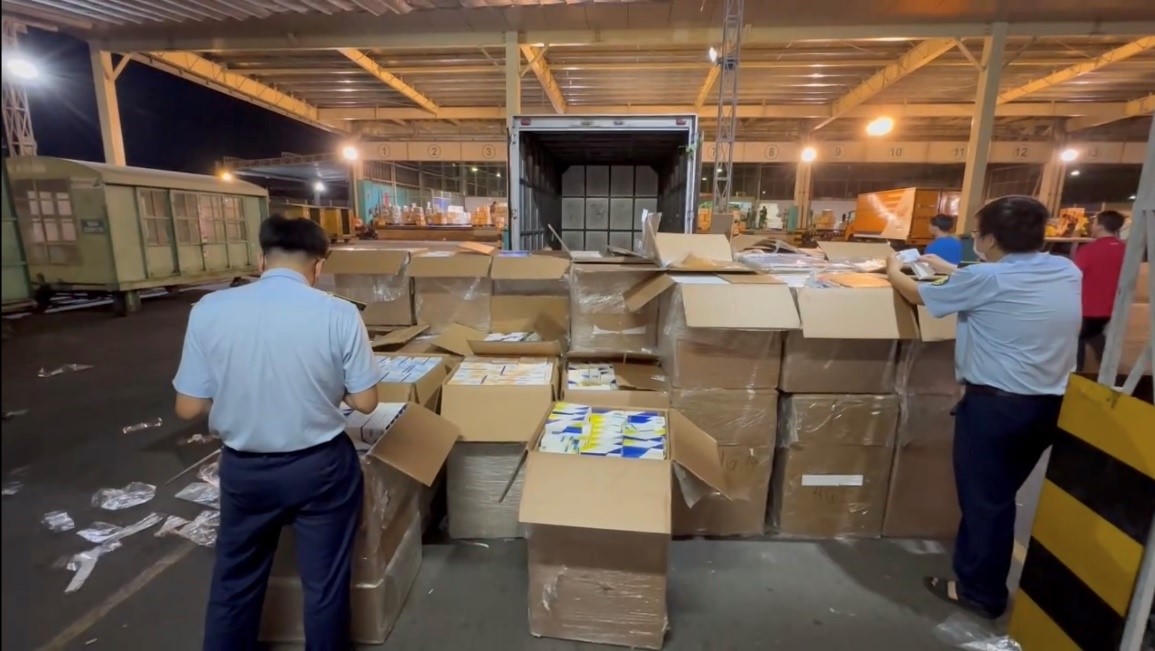 Thu giữ hơn 18.000 hộp thuốc tân dược tại khuôn viên kho Quốc nội sân bay Tân Sơn Nhất