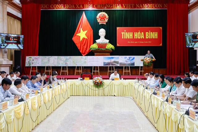 Thủ tướng: Hòa Bình cần đặc biệt chú trọng đầu tư cho con người và hạ tầng chiến lược