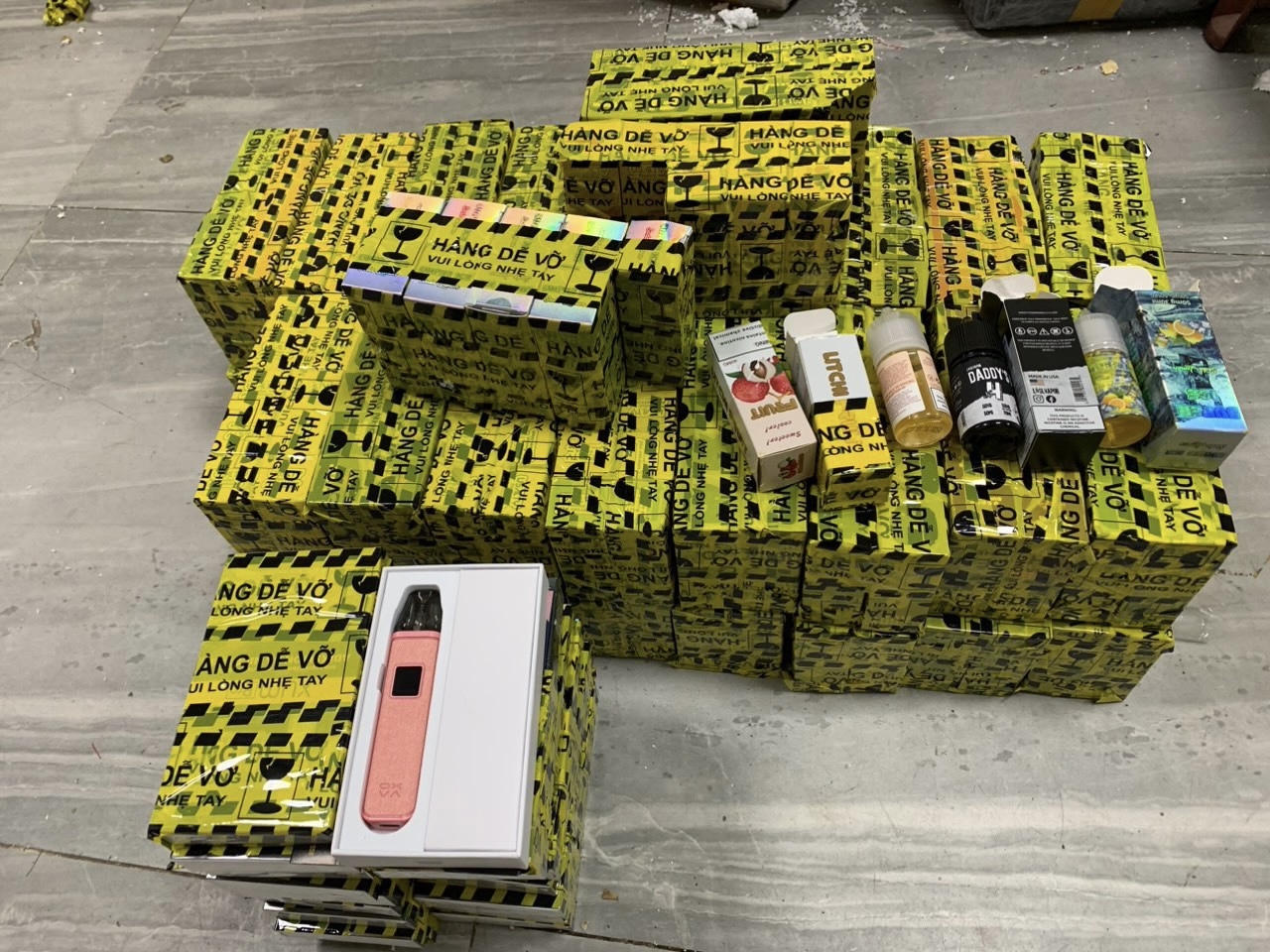 Thu giữ lô hàng thuốc lá điện tử lớn tại cơ sở chuyển phát nhanh ở Hà Nội